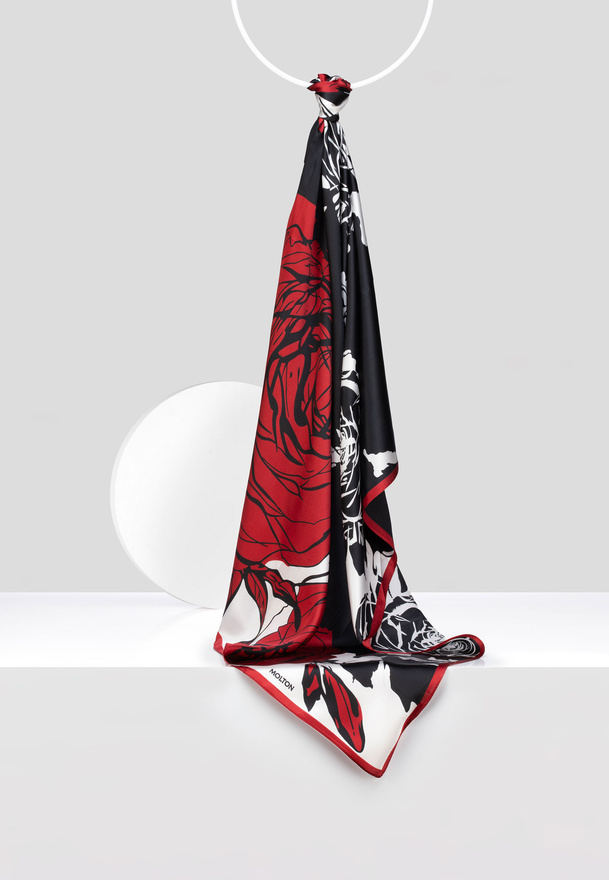 Jedwabna apaszka w czerwone róże