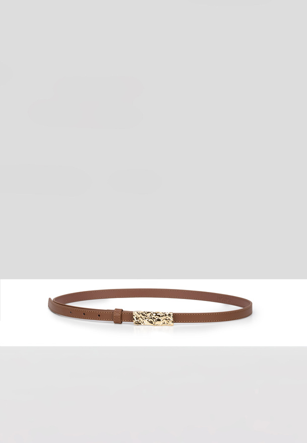 Brązowy pasek z ozdobną klamrą