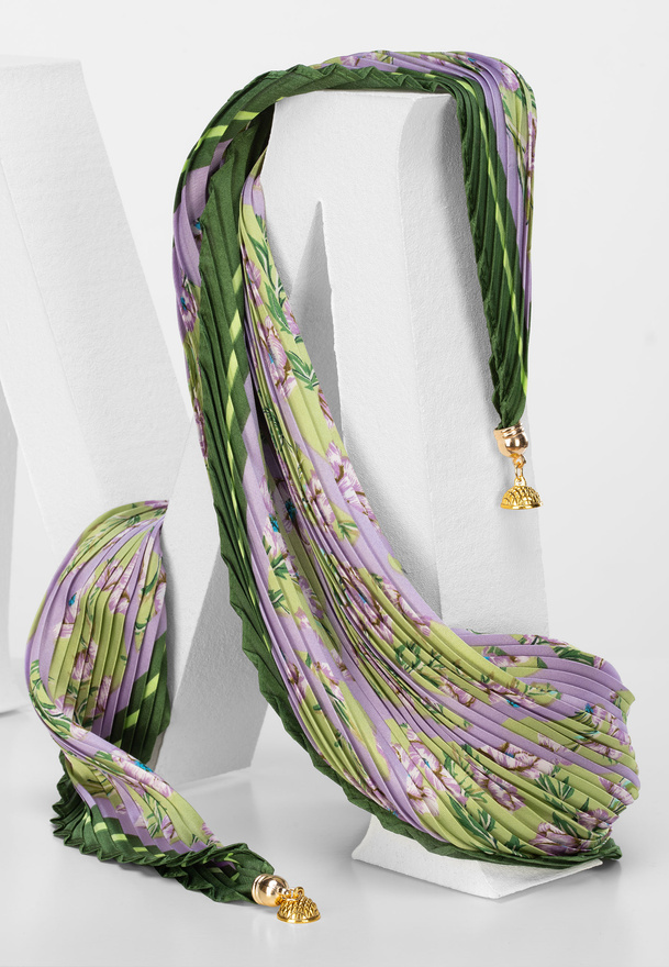 Szal apaszka w fioletowe kwiaty z ozdobnym zapięciem