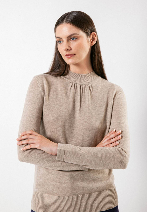 Beżowy półgolf z marszczeniem pod szyją