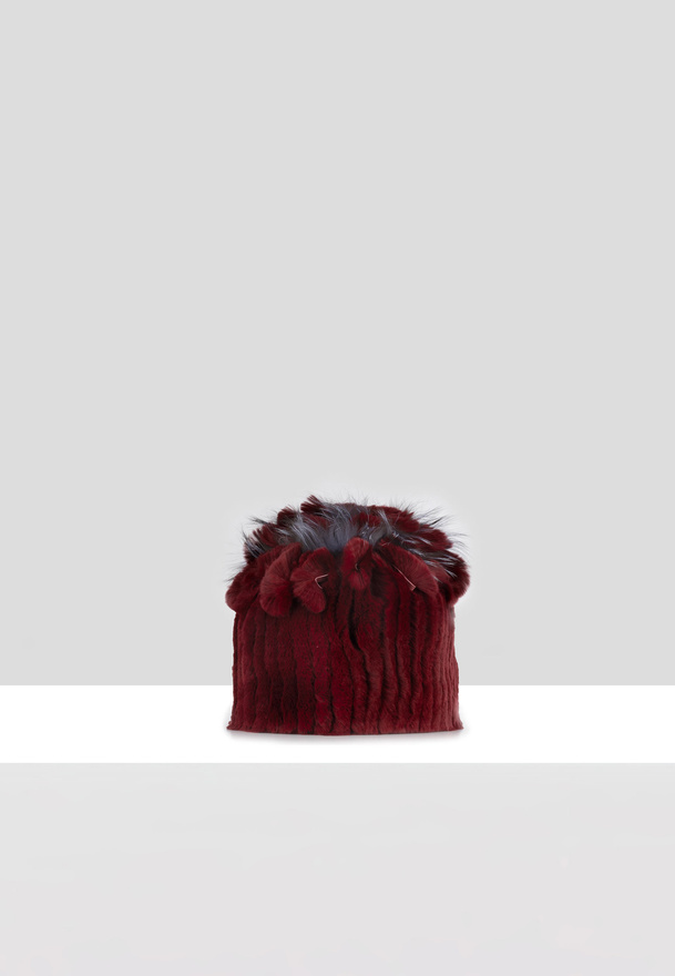 Bordowa futrzana czapka z piórkami