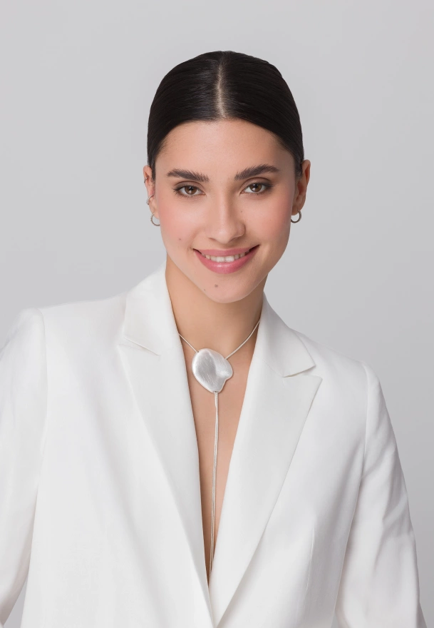 Naszyjnik w srebrnym kolorze z oryginalną blaszką