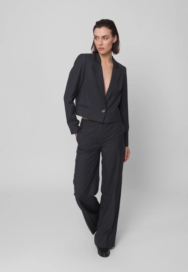 Krótki żakiet w prążek na jeden guzik