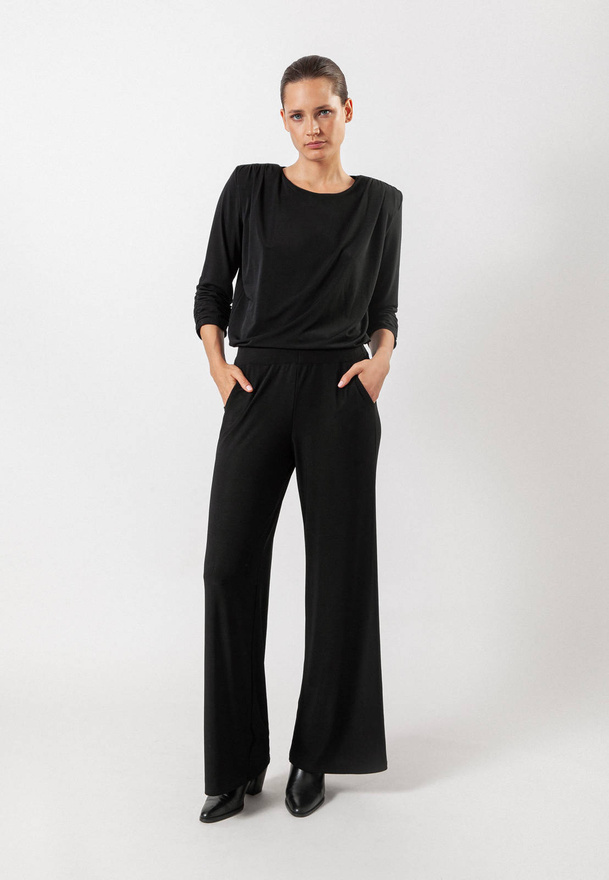 Bluzka z poduszkami na ramionach