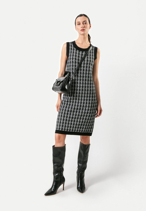 Dzianinowa sukienka w pepitkę