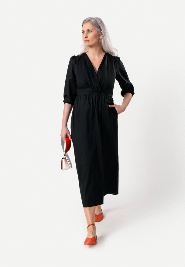 Czarna bawełniana sukienka z drapowaniem