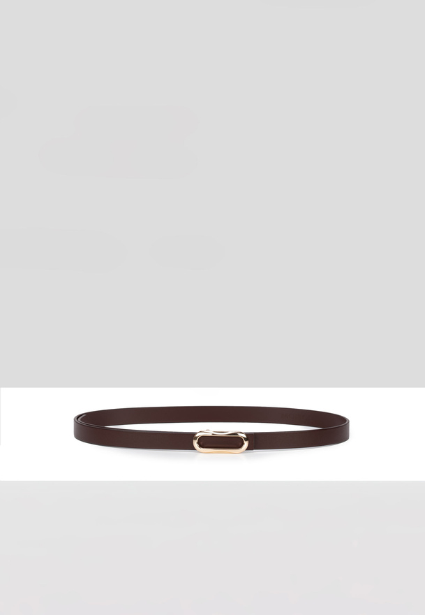 Brązowy skórzany pasek z ozdobną klamrą