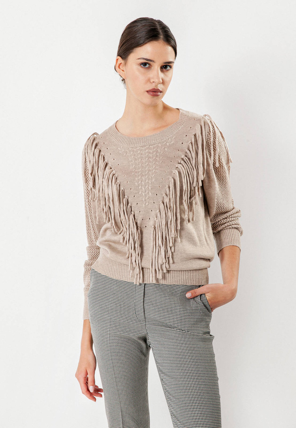 Beżowy sweter z frędzlami i ażurowymi rękawami