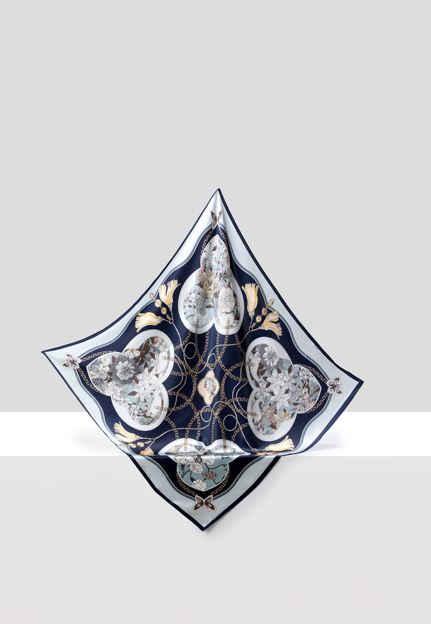 Jedwabna apaszka w oryginalny wzór