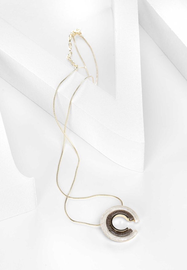 Naszyjnik z zawieszką w kształcie litery C