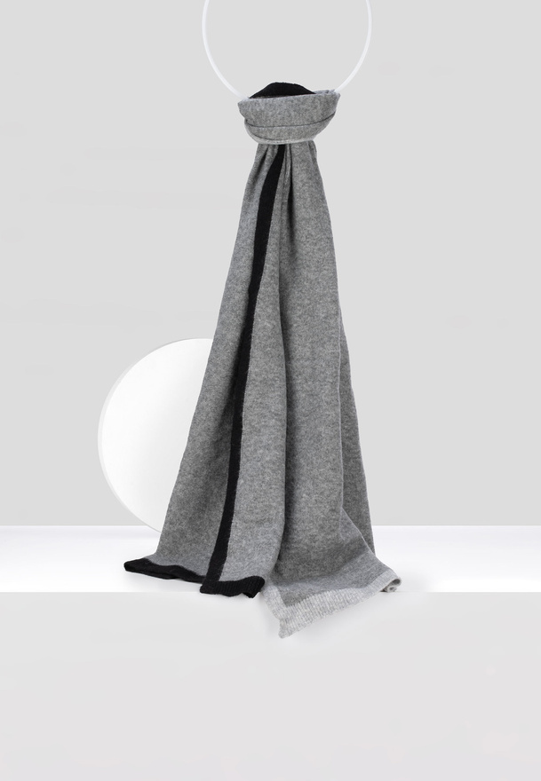 Szary szal z kontrastową lamówką