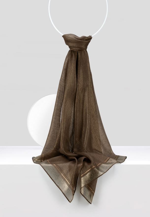 Brązowy szal ze złotą nitką