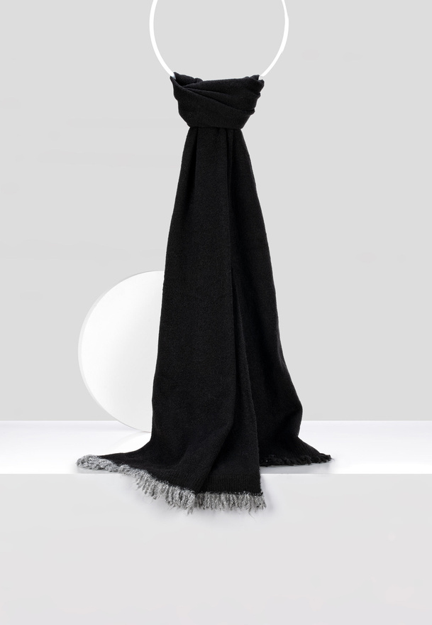 Czarny szal z wełną