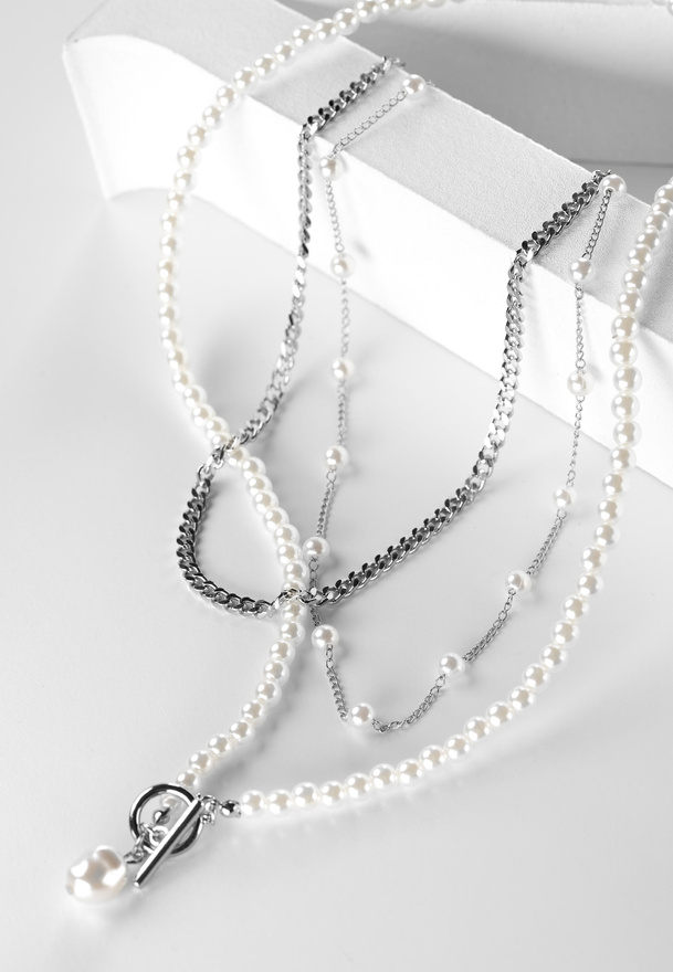 Komplet trzech naszyjników w kolorze perłowym i srebrnym