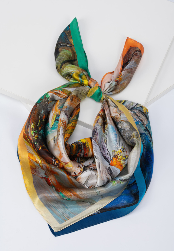 Jedwabna apaszka w kolorowe kwiaty