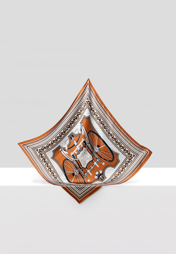 Jedwabna apaszka w oryginalny wzór