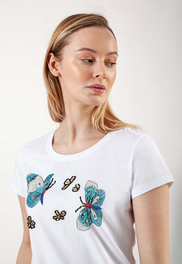 Biały casualowy t-shirt z koralikami