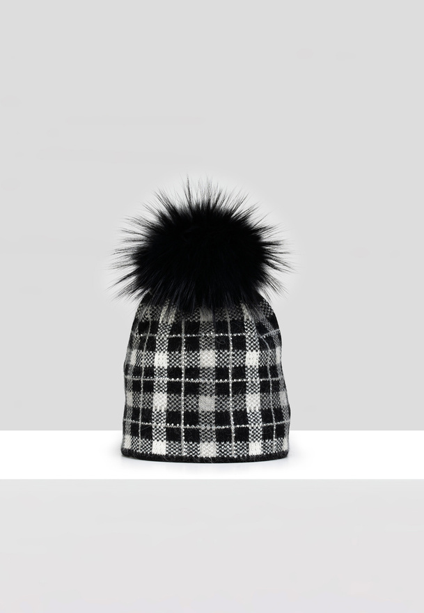 Czarno biała czapka w kratkę 