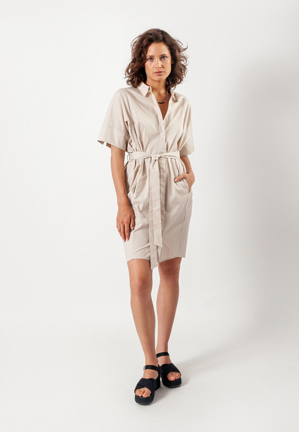 Beżowa sukienka w stylu koszulowym