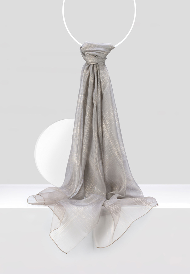 Delikatny szary szal ze złotą nitką