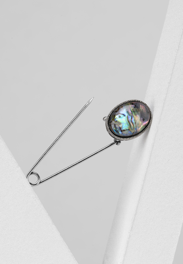 Broszka agrafka z kolorowym detalem