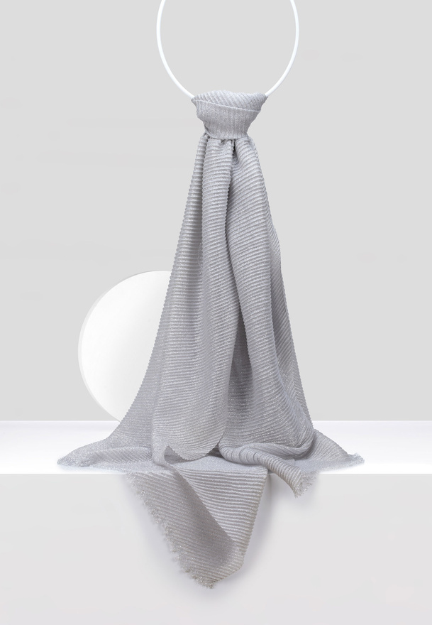 Szary kreszowany szal