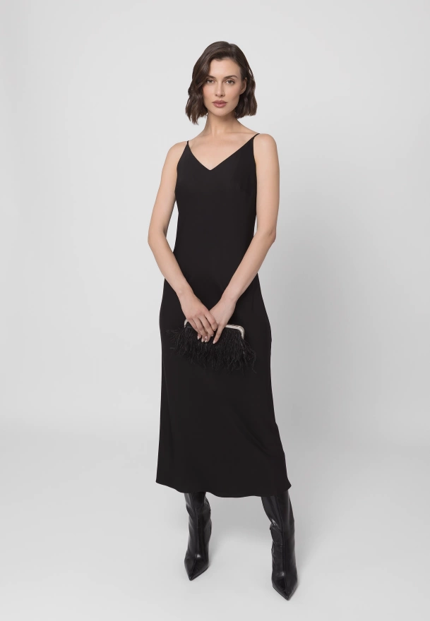 Satynowa sukienka na cienkich ramiączkach