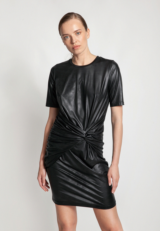 Sukienka z lejącego materiału z ozdobnym węzłem