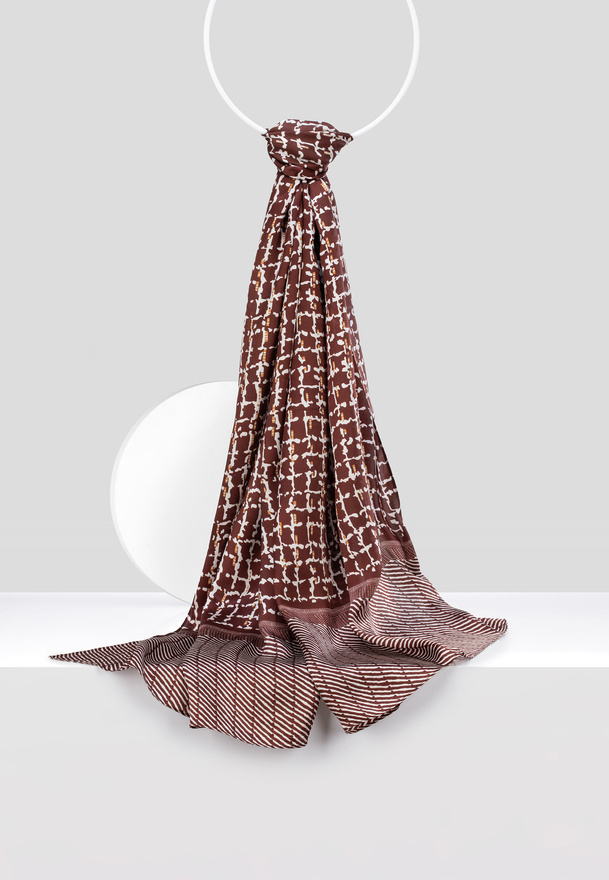 Brązowy jedwabny szal