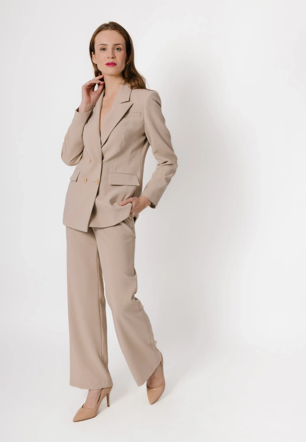 Beżowe spodnie z szeroką nogawką