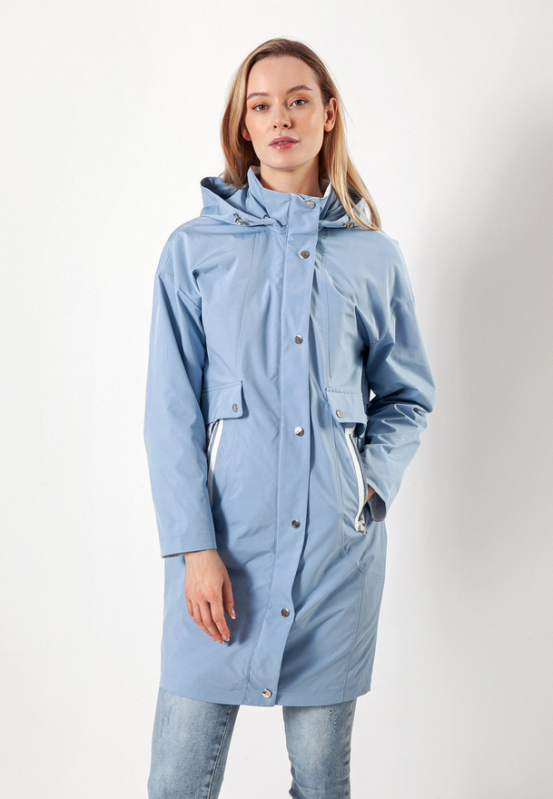 Niebieska kurtka przeciwdeszczowa