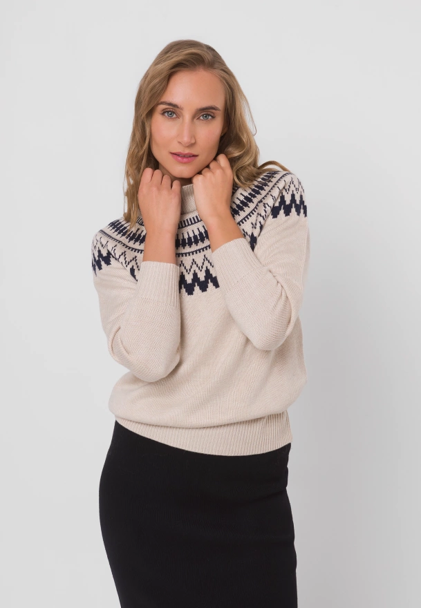 Beżowy sweter w norweski wzór