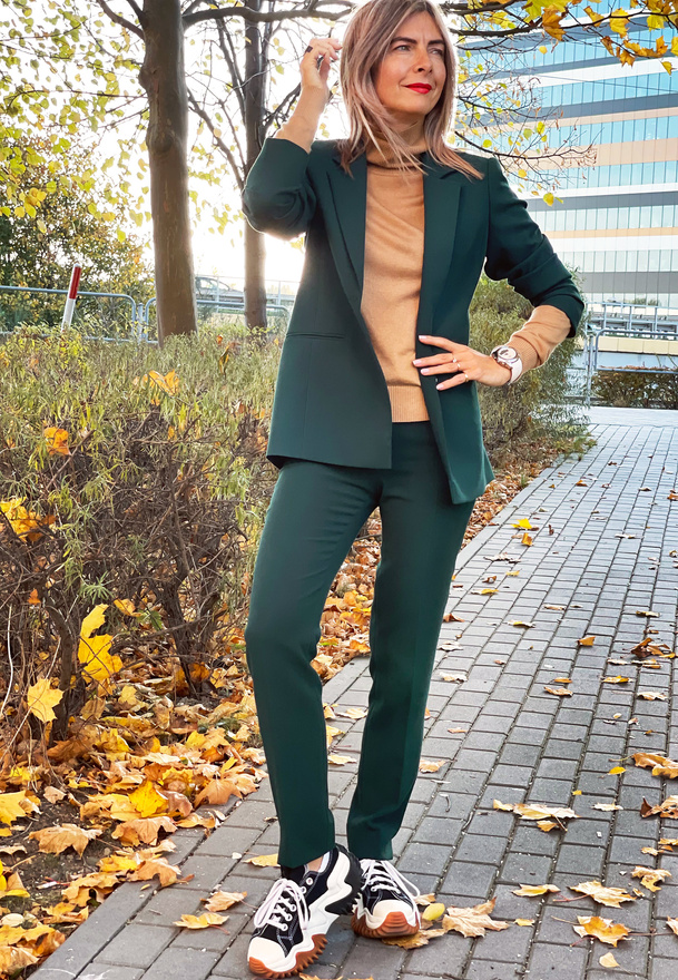 Spodnie w kant w kolorze butelkowej zieleni