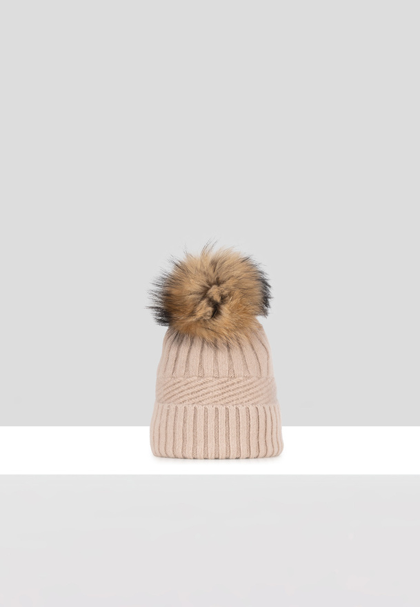 Beżowa czapka z naturalnym pomponem