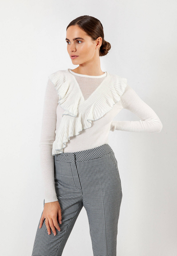 Ecru dzianinowa bluzka z falbaną