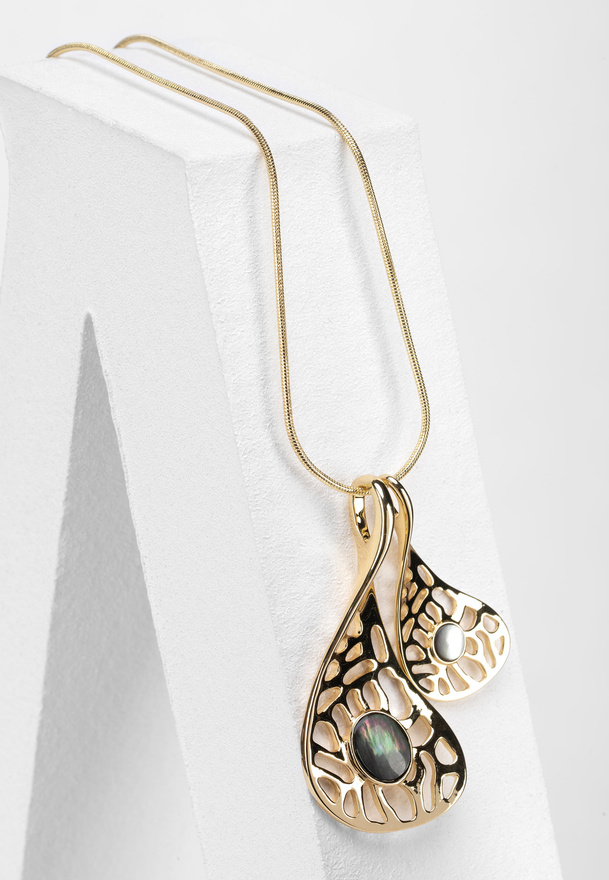 Naszyjnik z ażurowymi zawieszkami