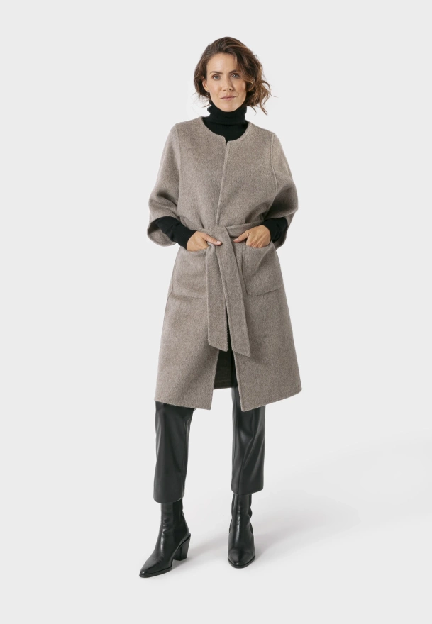 Beżowy wełniany płaszcz z wiązaniem