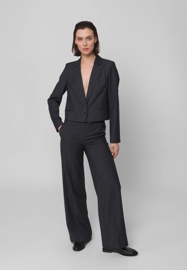 Spodnie w prążek z szeroką nogawką