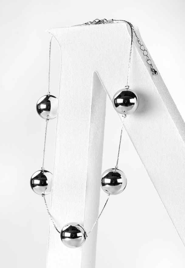 Krótki naszyjnik z koralami na łańcuszku typu żmijka