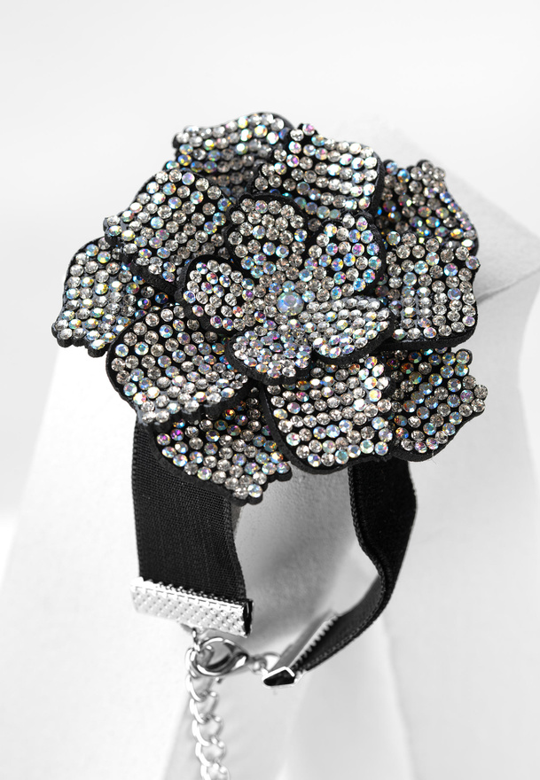 Bransoletka zdobiona kwiatem z cyrkoniami