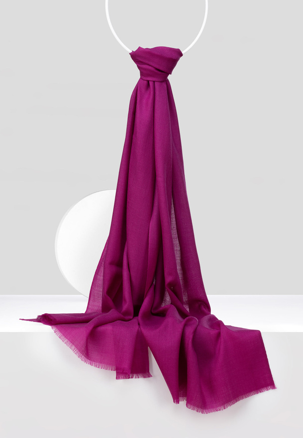 Cienki wełniany szal w kolorze fuksji