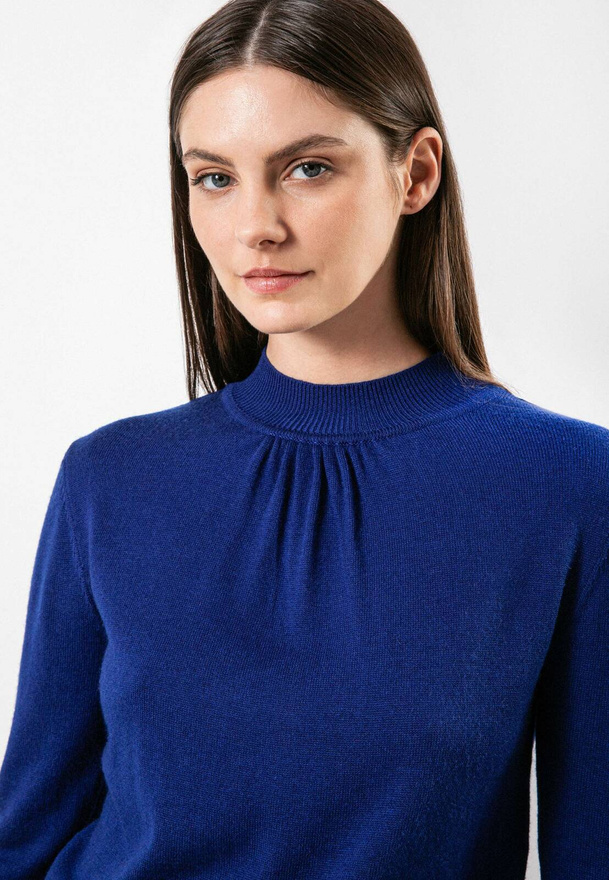 Granatowy półgolf z marszczeniem pod szyją