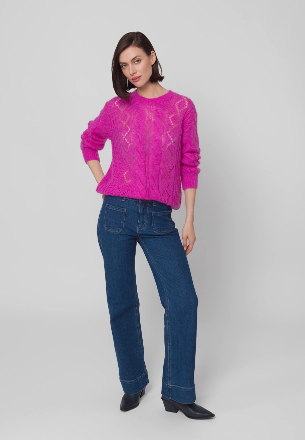 Amarantowy sweter z ażurowym splotem