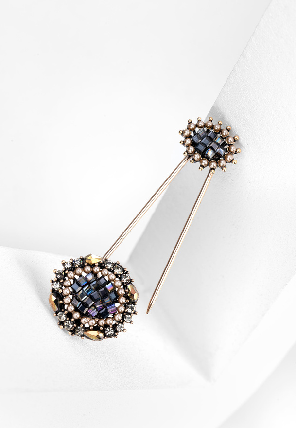 Broszka agrafka z ozdobnym wykończeniem