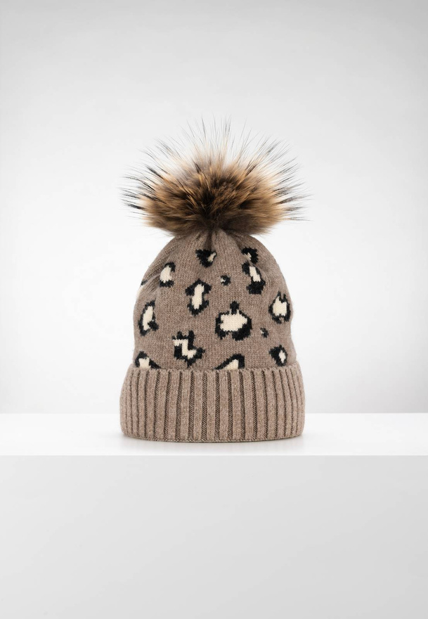Beżowa czapka w panterkę z futrzanym pomponem