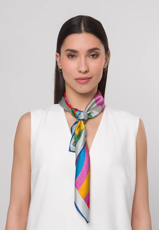 Jedwabna apaszka z kolorowym koniem