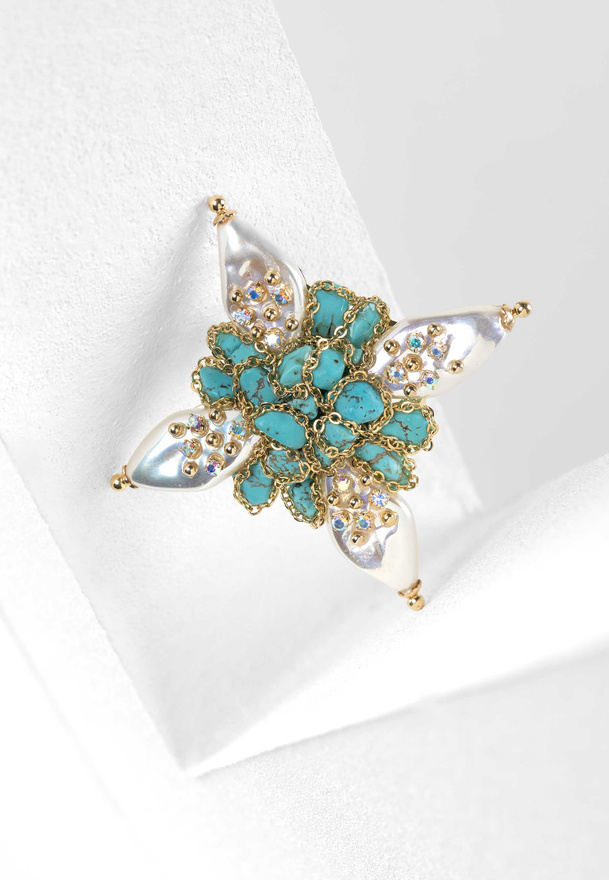Broszka w kształcie gwiazdy z turkusem
