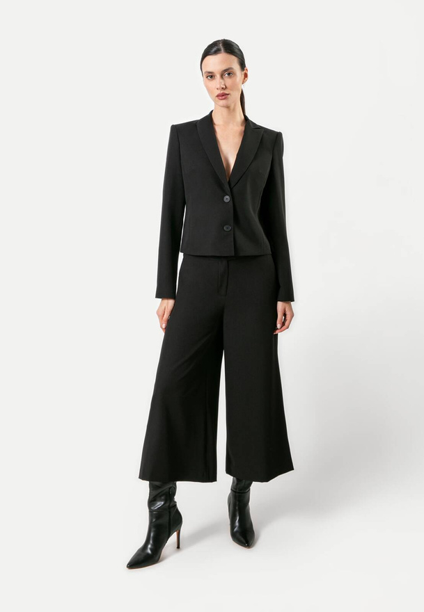 Czarny krótki dopasowany żakiet