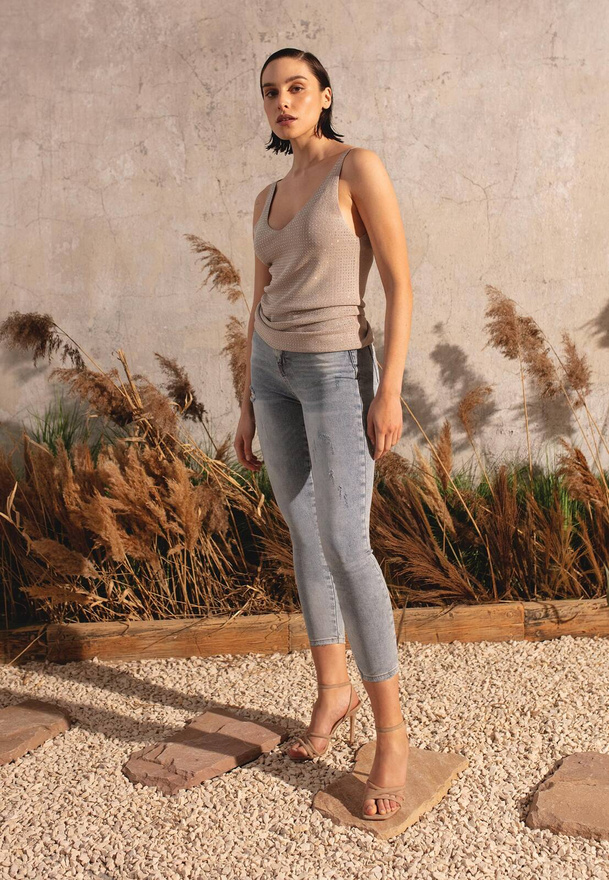 Jeansy z przetarciami