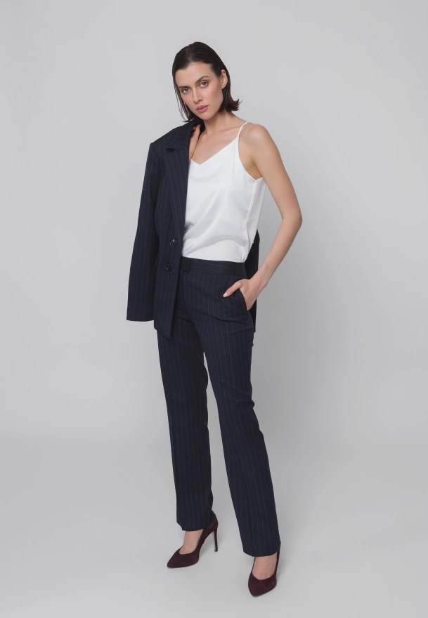 Granatowe spodnie w prążek z prostą nogawką